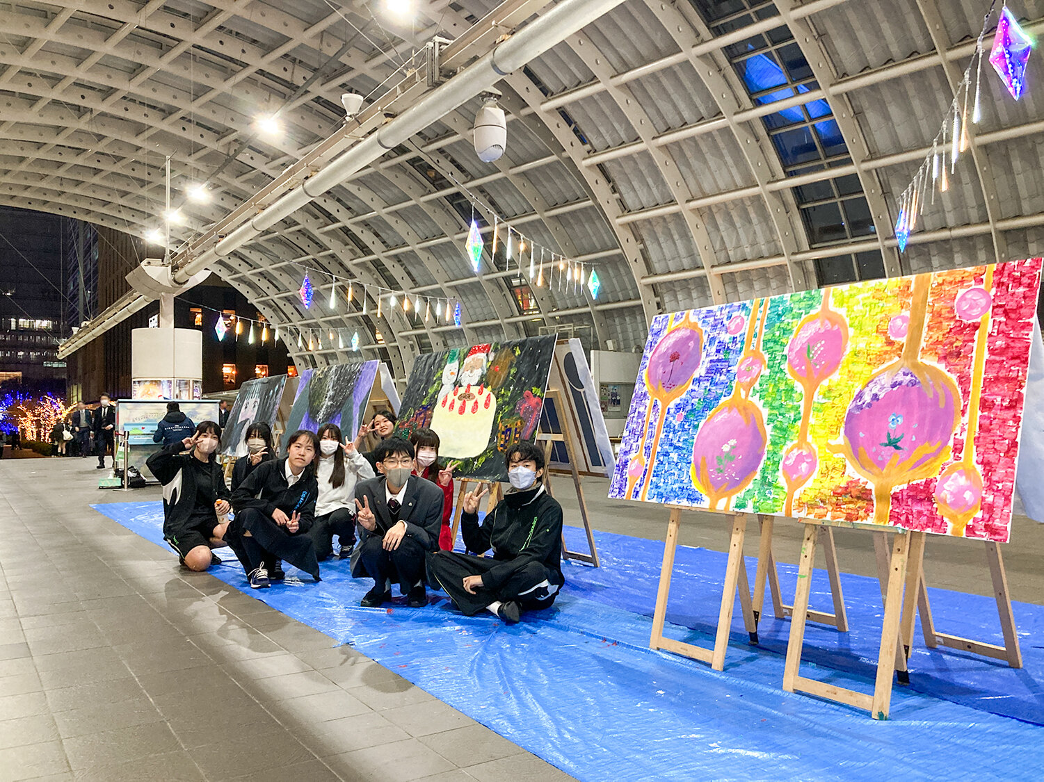 青野馬左奈作　駅頭 高校美術部】さいたま新都心駅で、ストリートピアノにあわせてライブ
