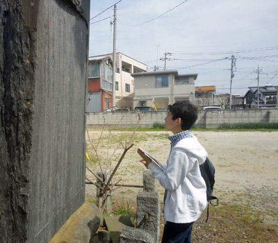 幸手市神明社に建つ石碑の両面を分担して調査中s.jpg